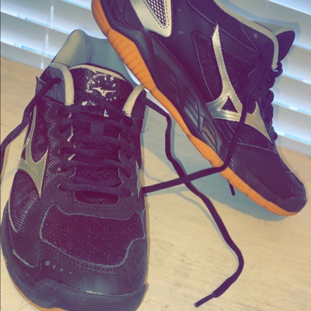 Womens size 9 Mizuno Super Sonic. Never worn
